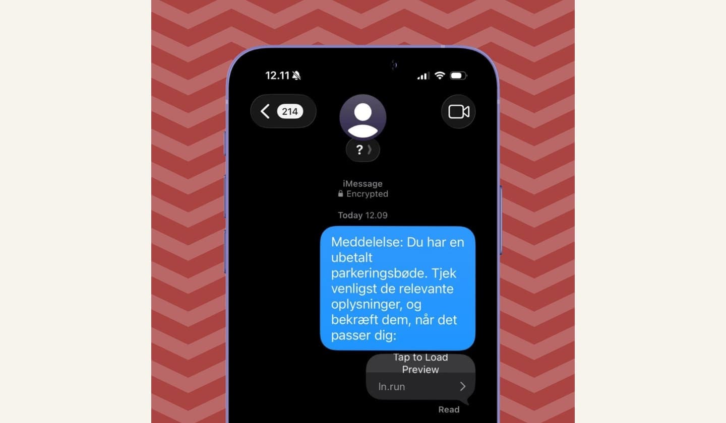 En telefon viser en besked om en parkeringsafgift.