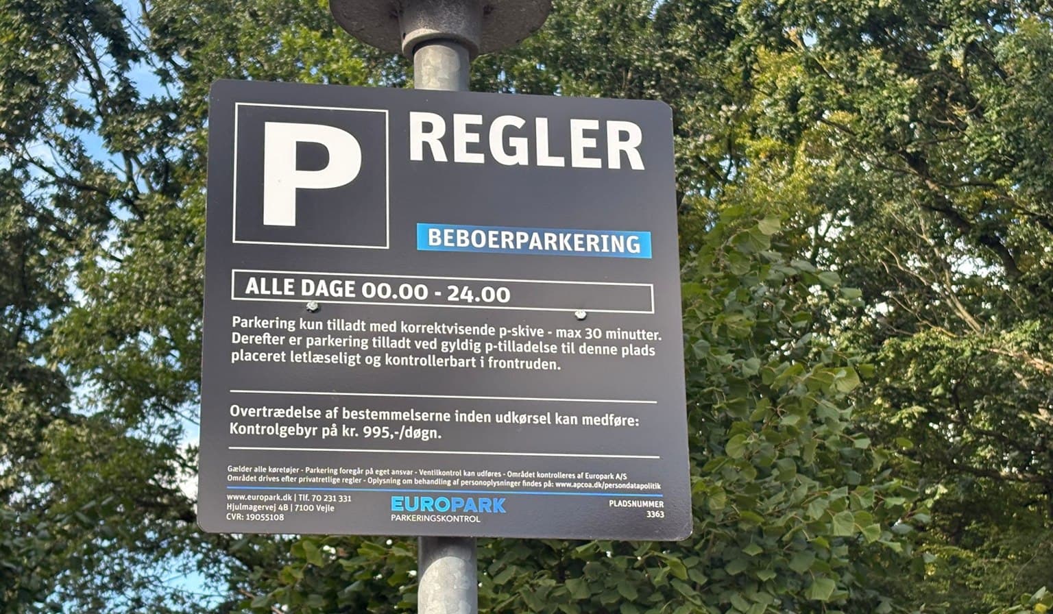Privat Europark-parkeringsskilt med p-skiveregler og et kontrolgebyr på 995 kr. i døgnet.