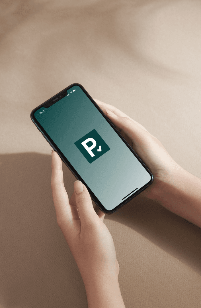 Hænder der holder telefoner med PARGO appen