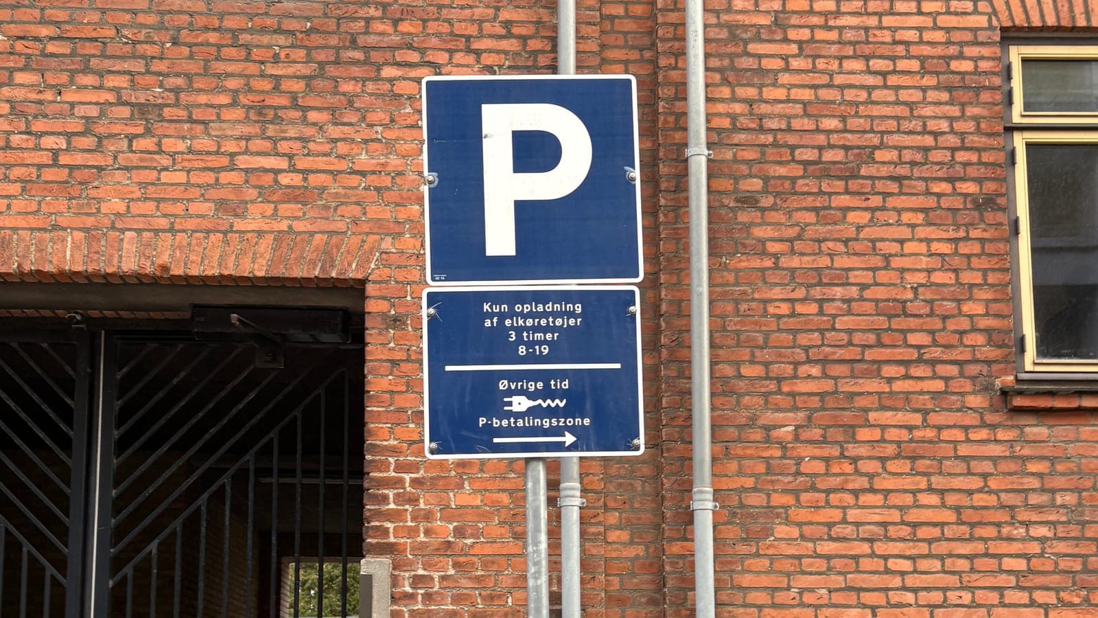 Parkeringsskilt med elbilopladning, tre timers tidsbegrænsning og betalingszone.