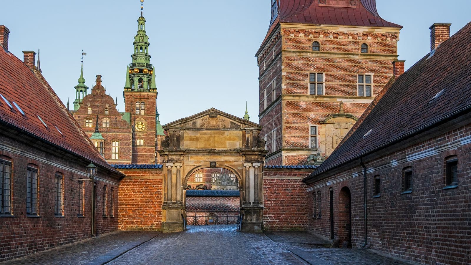 Frederiksborg Slot i Hillerød set fra den brostensbelagte vej mod slotsporten.
